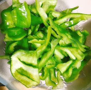 黄瓜青椒炒香肠的做法 步骤2