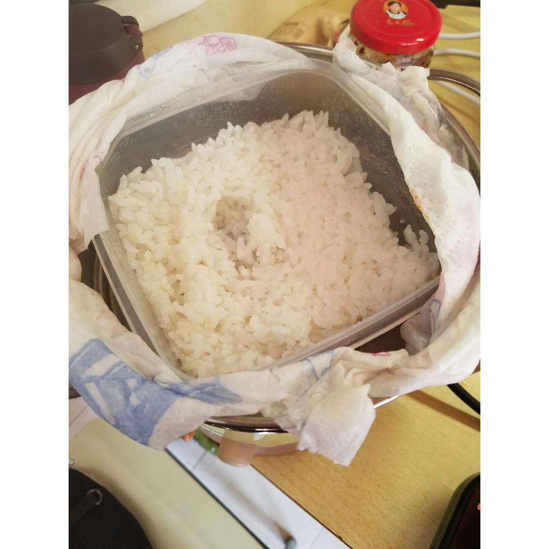 就是水放太多,米比较湿,终于不用到食堂打包米饭了!