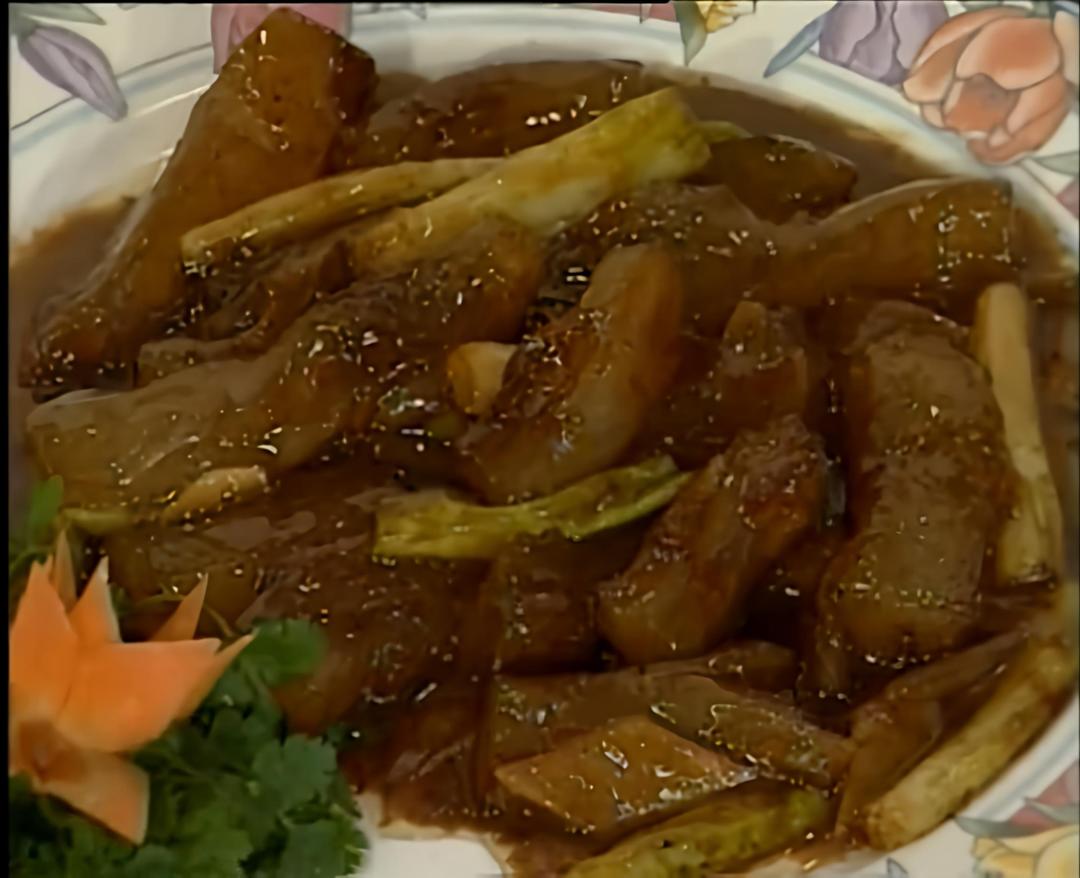 鲁菜黄葱扒蹄筋