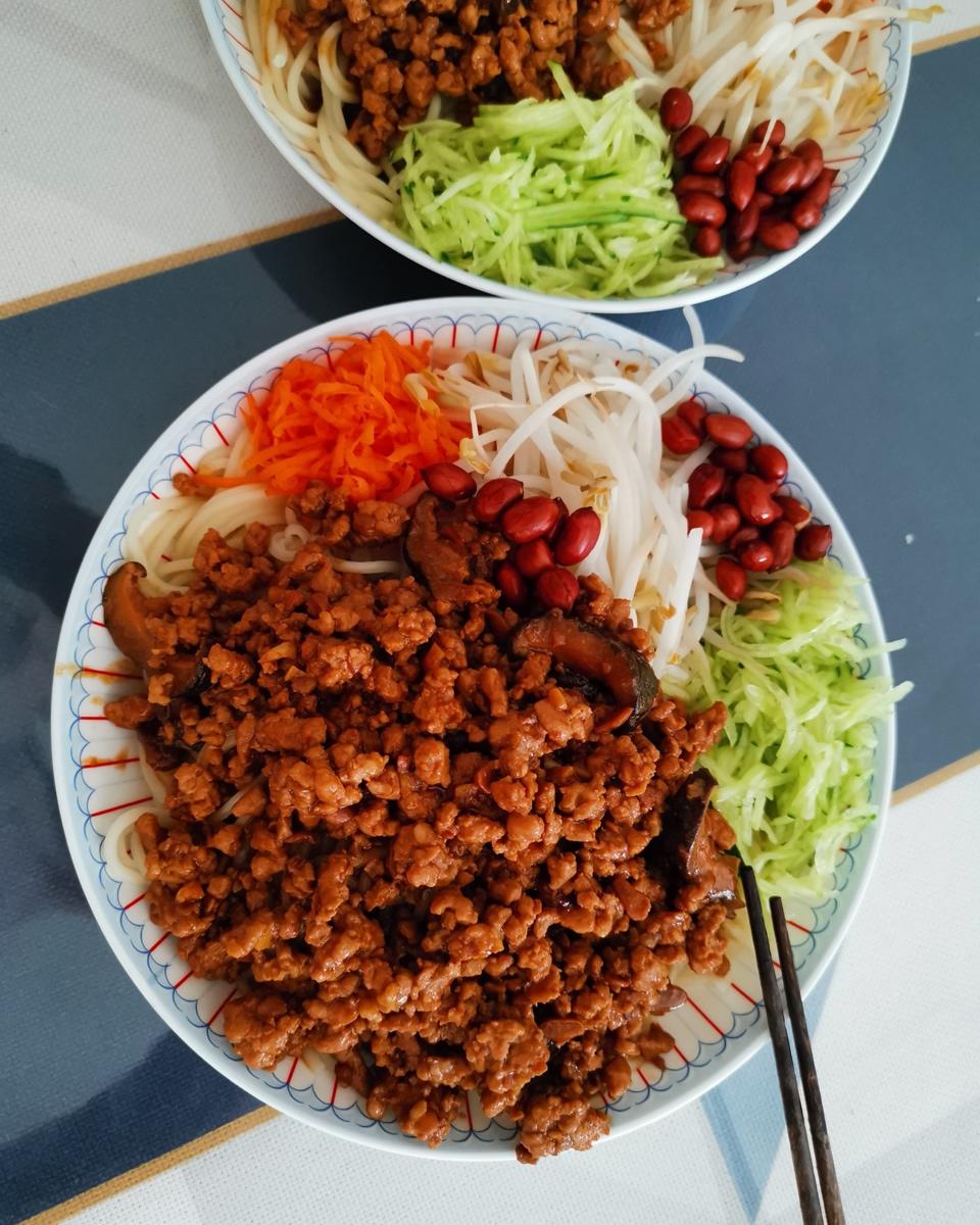 我发誓这将是你吃过最好吃的炸酱面，一口下去回味无穷！！！