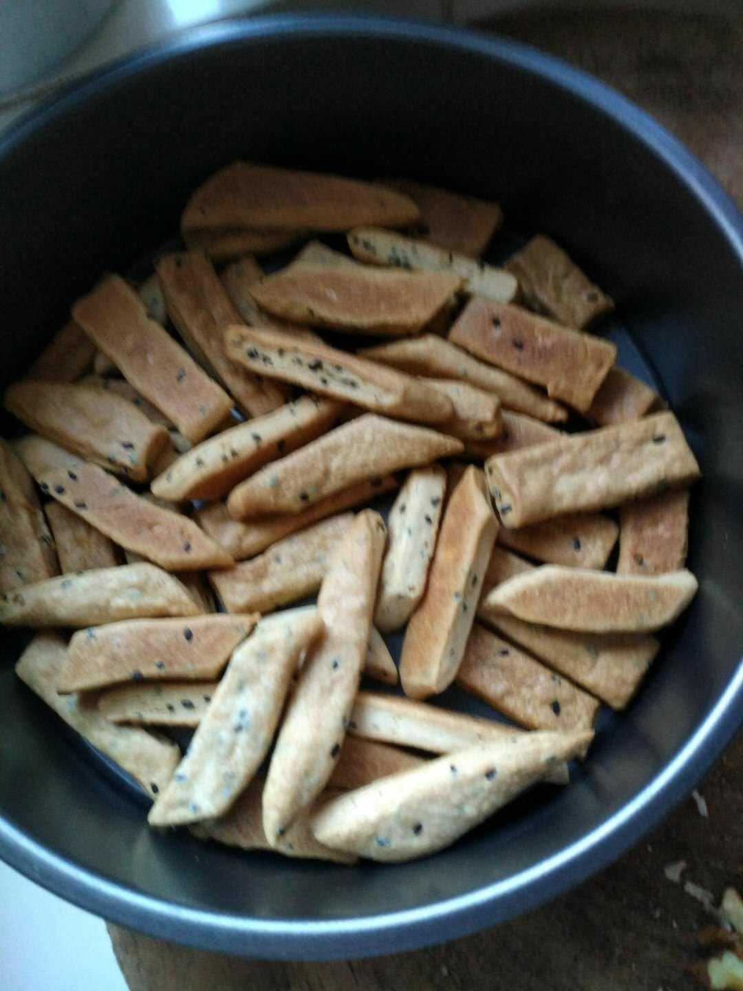 多余打发奶油的用法：香脆芝麻饼干