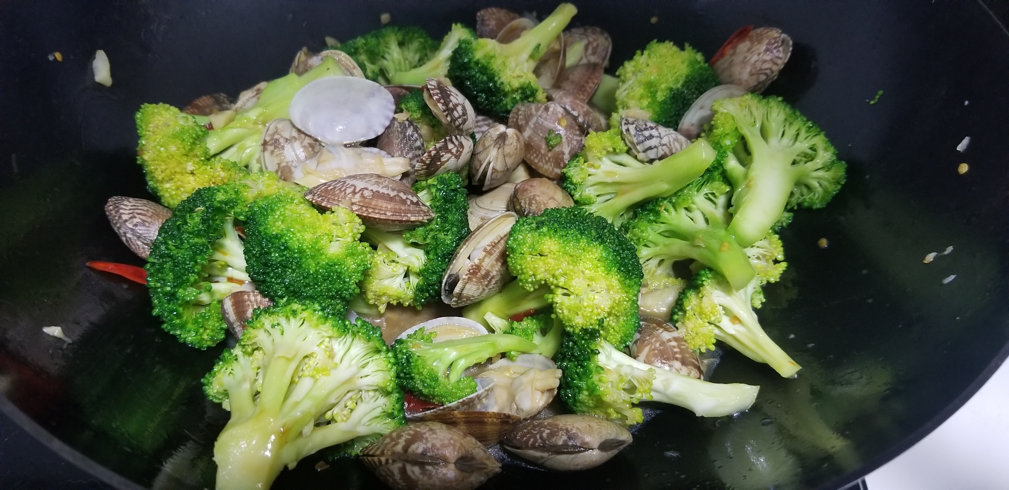 《昨日的美食家》蛤蜊炒西蓝花的做法 步骤3
