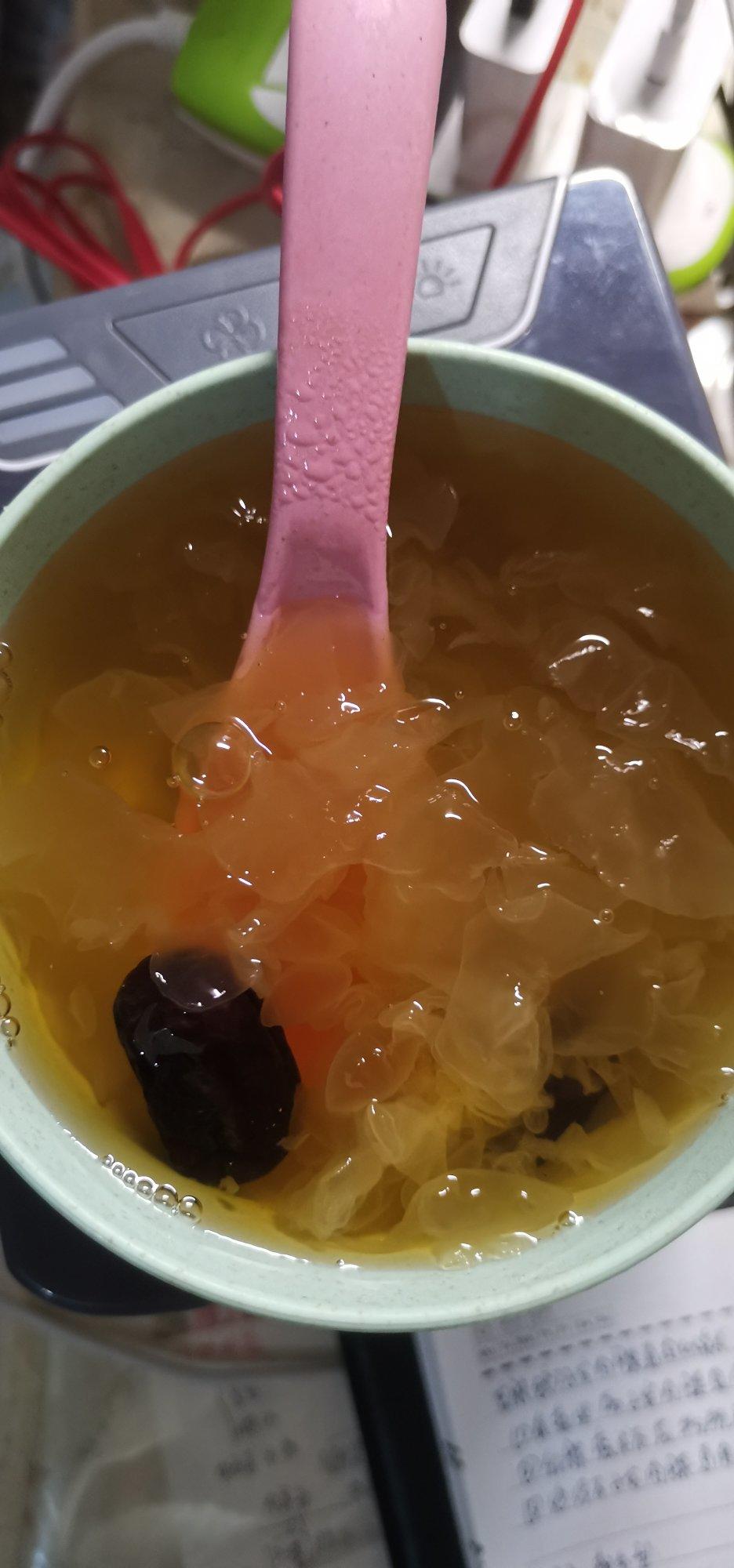 冰糖银耳红枣汤