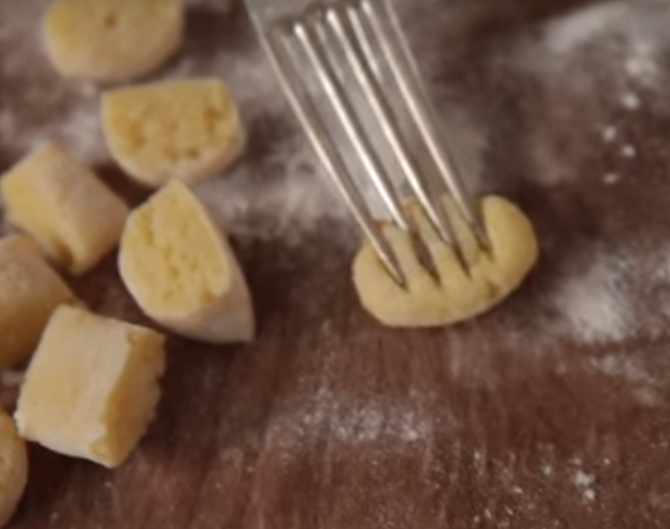 意式土豆團子【意大利老大爺方子】Gnocchi玉棋馬鈴薯團子的做法 步驟6