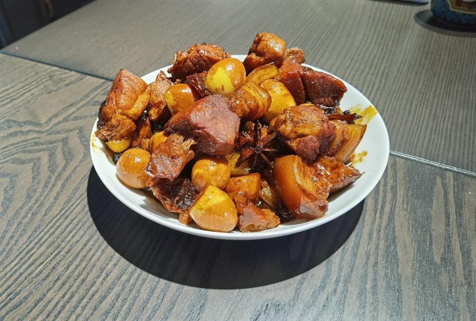 加了鹌鹑蛋后，这盘红烧肉，美味的逆天啦——鹌鹑蛋烧肉（孔瑶食谱）