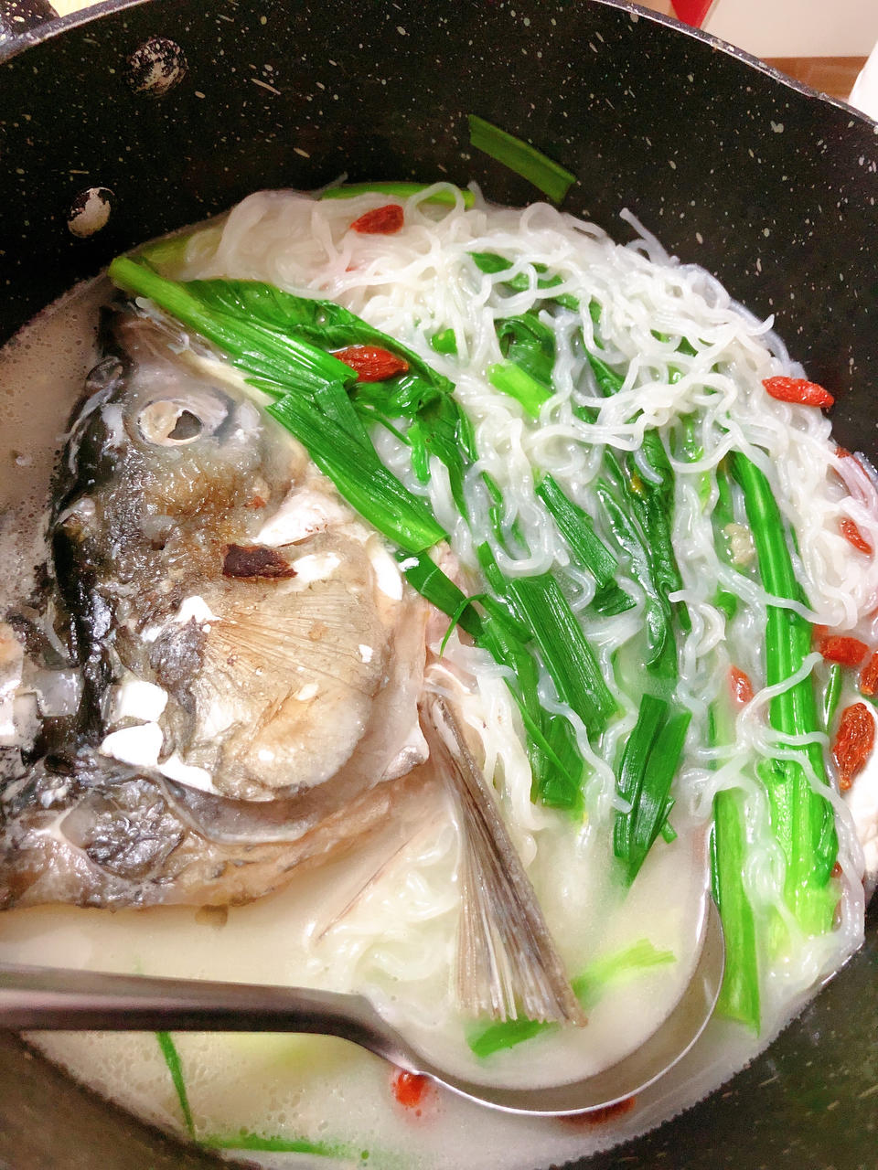 慢食客家系列之鱼头煮粉