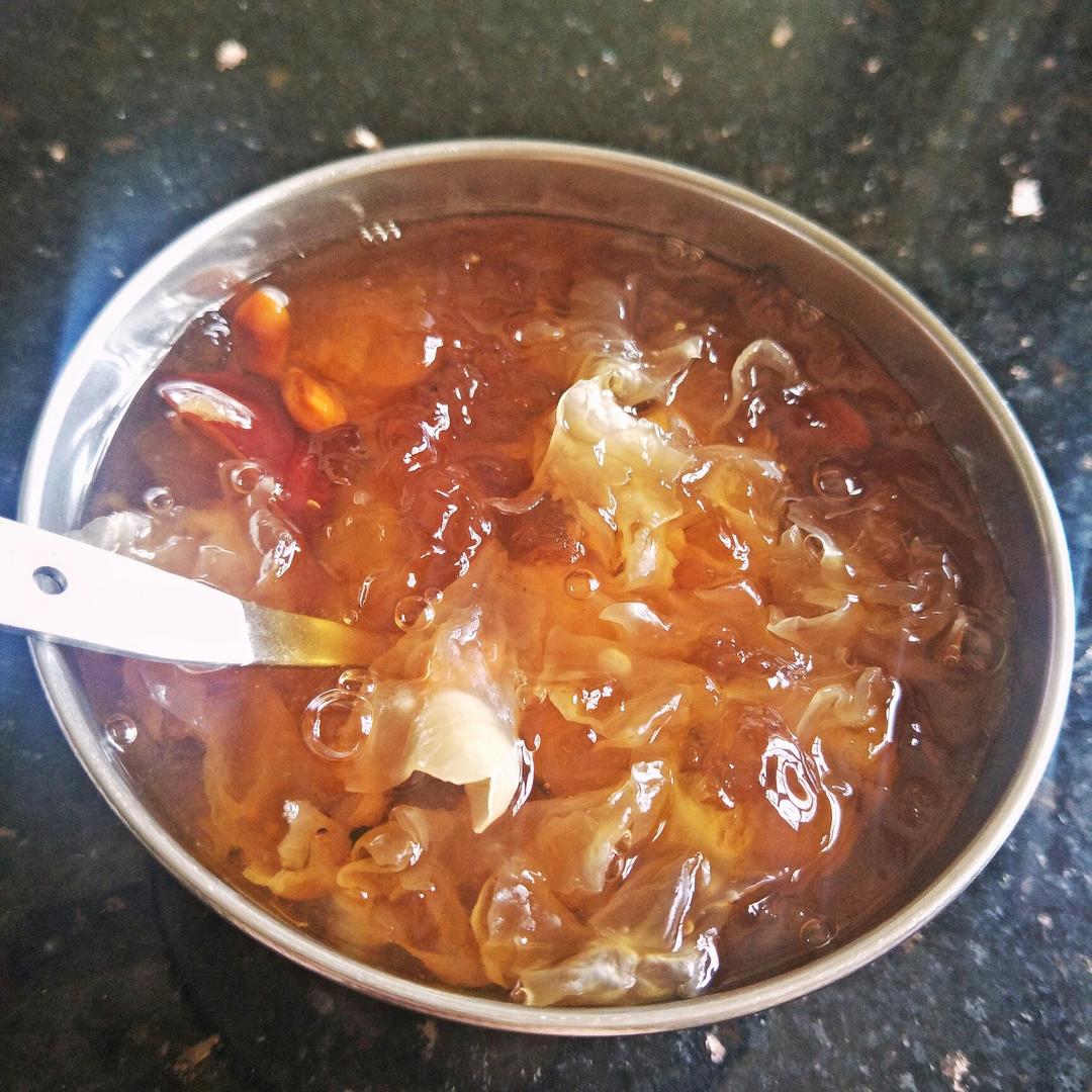 美容润肤 益气补血《桃胶皂角米百合银耳红枣羹》