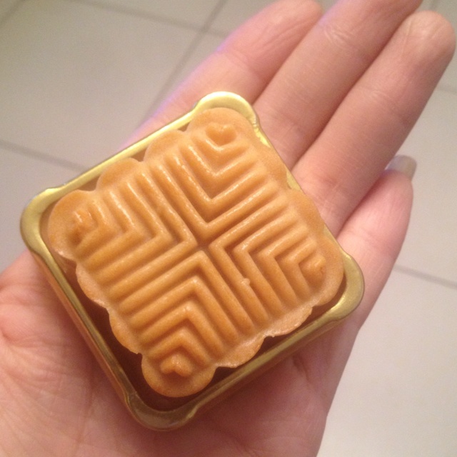 广式月饼—蛋黄莲蓉月饼