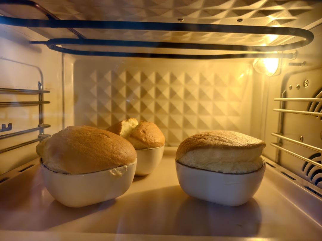 《云朵舒芙蕾》柔软、轻盈、细腻、绵密、一口下去犹如棉花糖，但又像漂浮的云朵配方