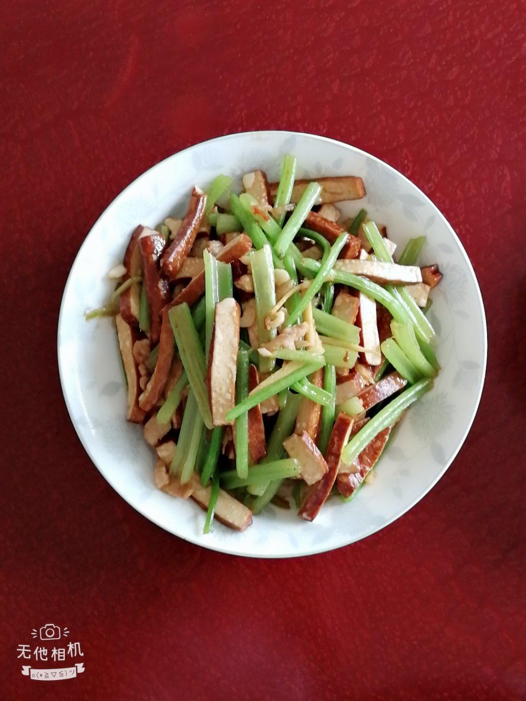 芹菜肉丝炒香干