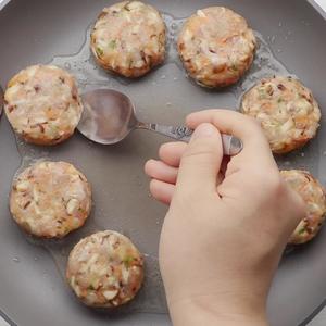 香菇鸡肉小饼的做法 步骤2
