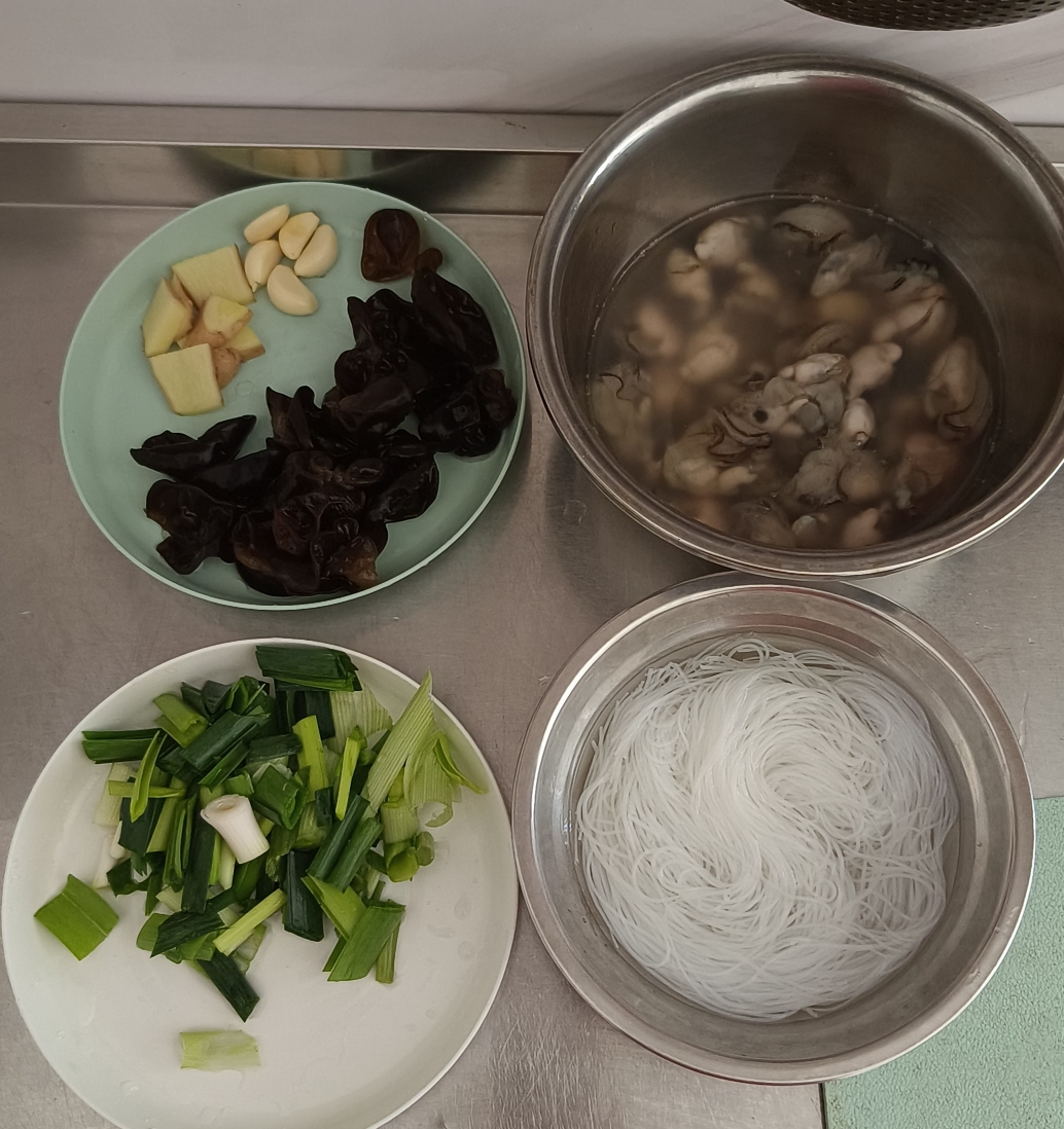 快手版海蛎粉丝煲的做法 步骤1