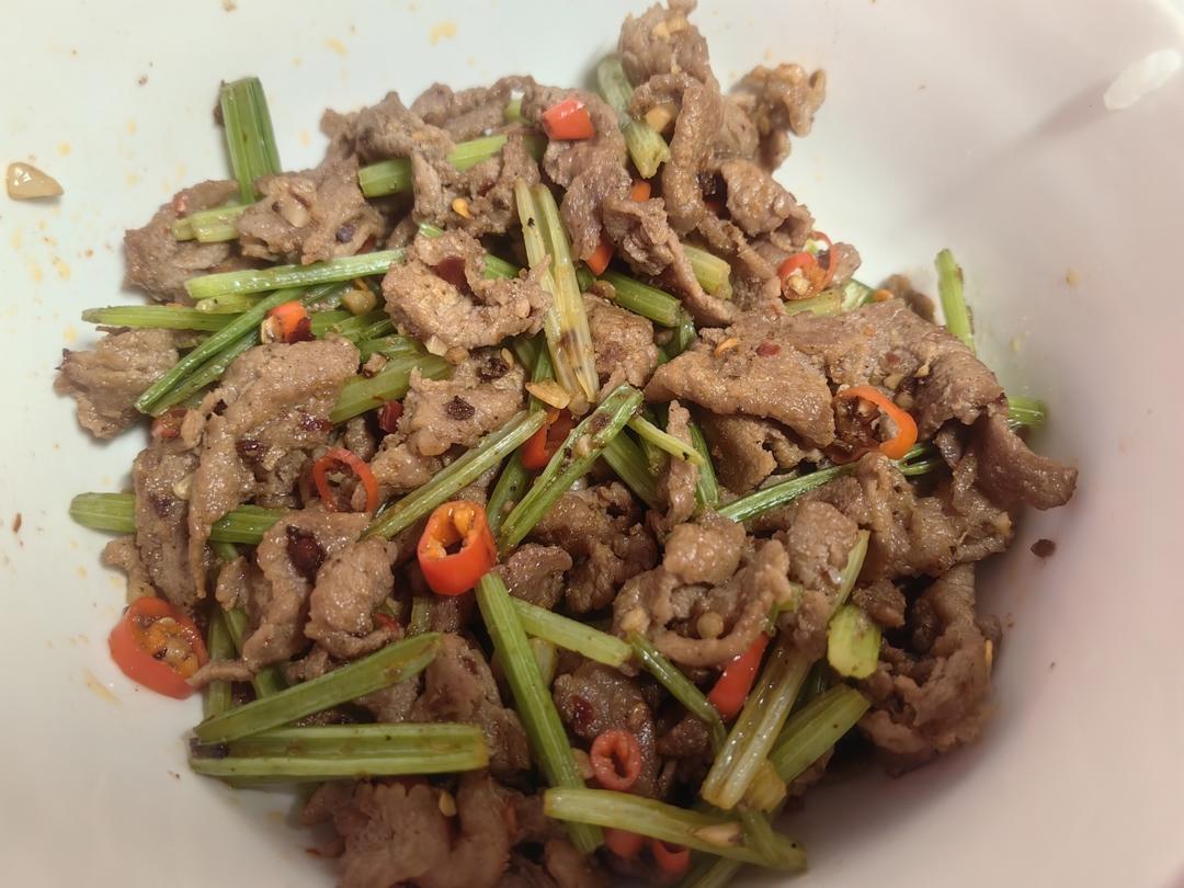 下饭神器又来了，试试这道芹菜炒牛肉！！