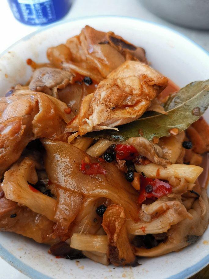 鸡肉蘑菇炖宽粉Stewed Chicken with Glass Noodles