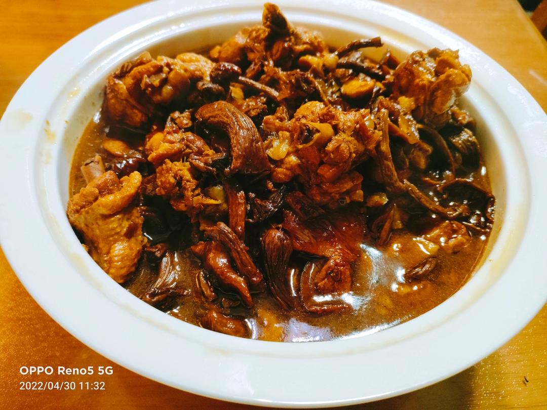 十几年不吃鸡肉的人吃了一盘子的小鸡炖香菇
