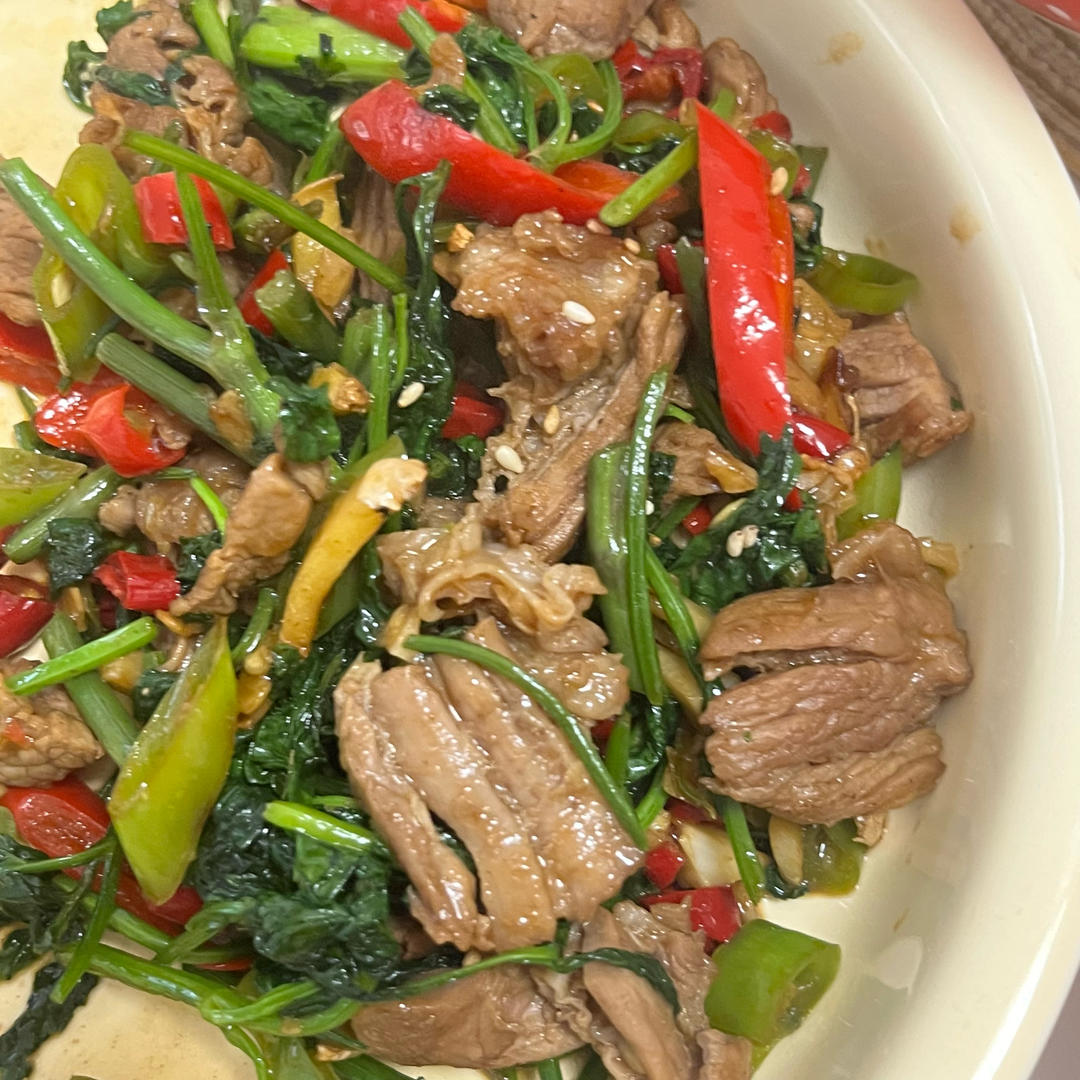 香菜炒牛肉，香辣下饭，爱吃香菜的朋友看过来，拌饭绝了