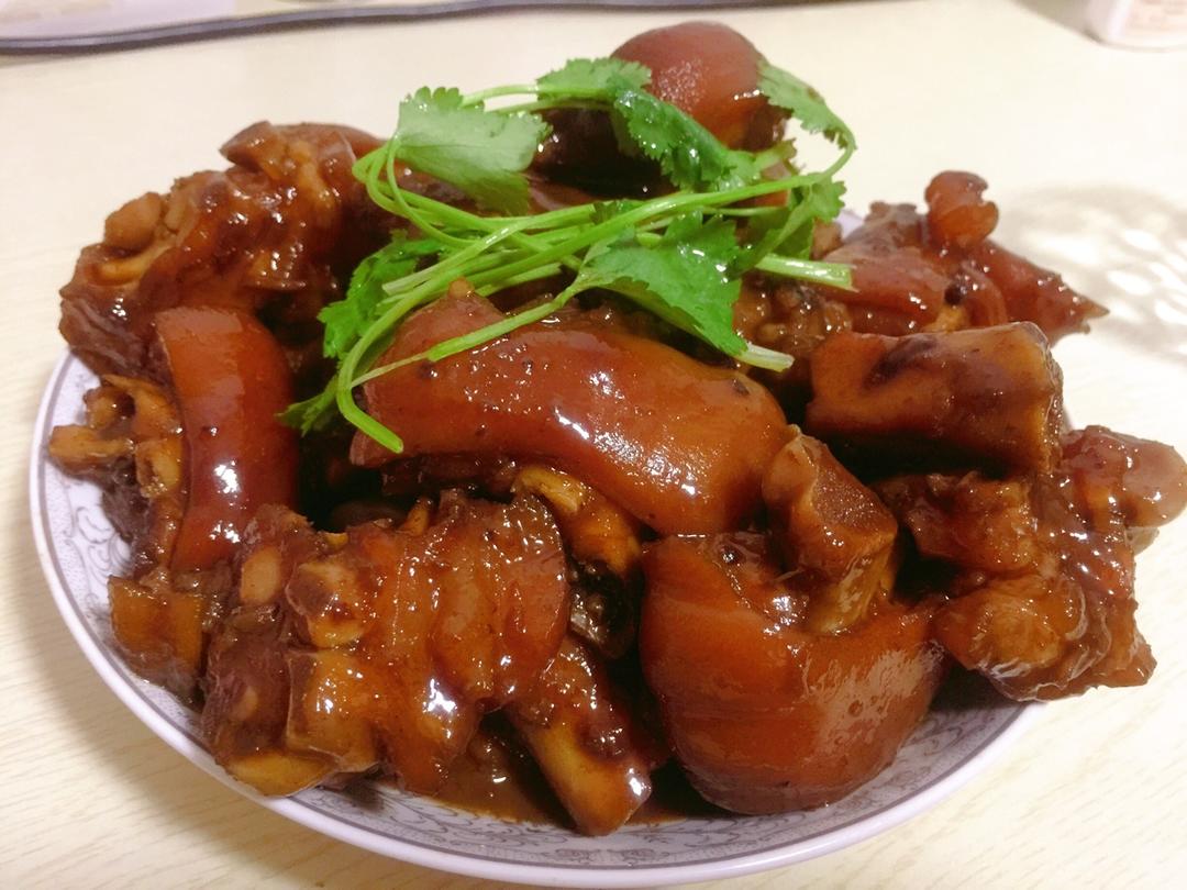 美味的家常菜：红烧猪蹄