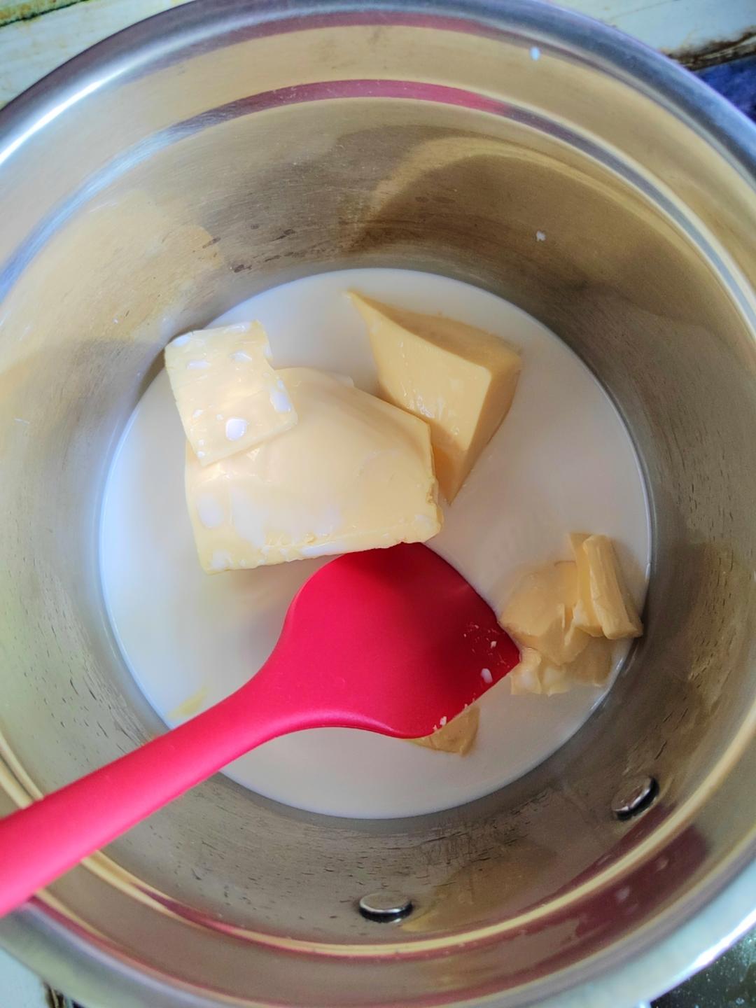 牛奶和黄油自制淡奶油（乳脂含量35.5%)