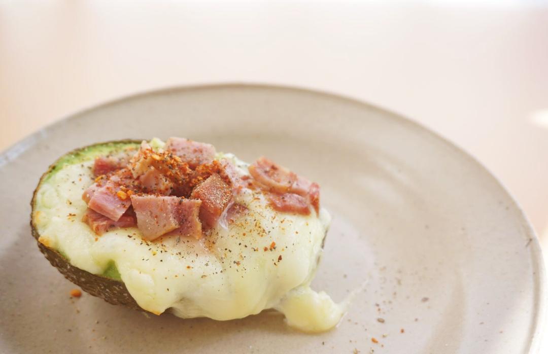 【生酮】鸡蛋培根焗牛油果的做法