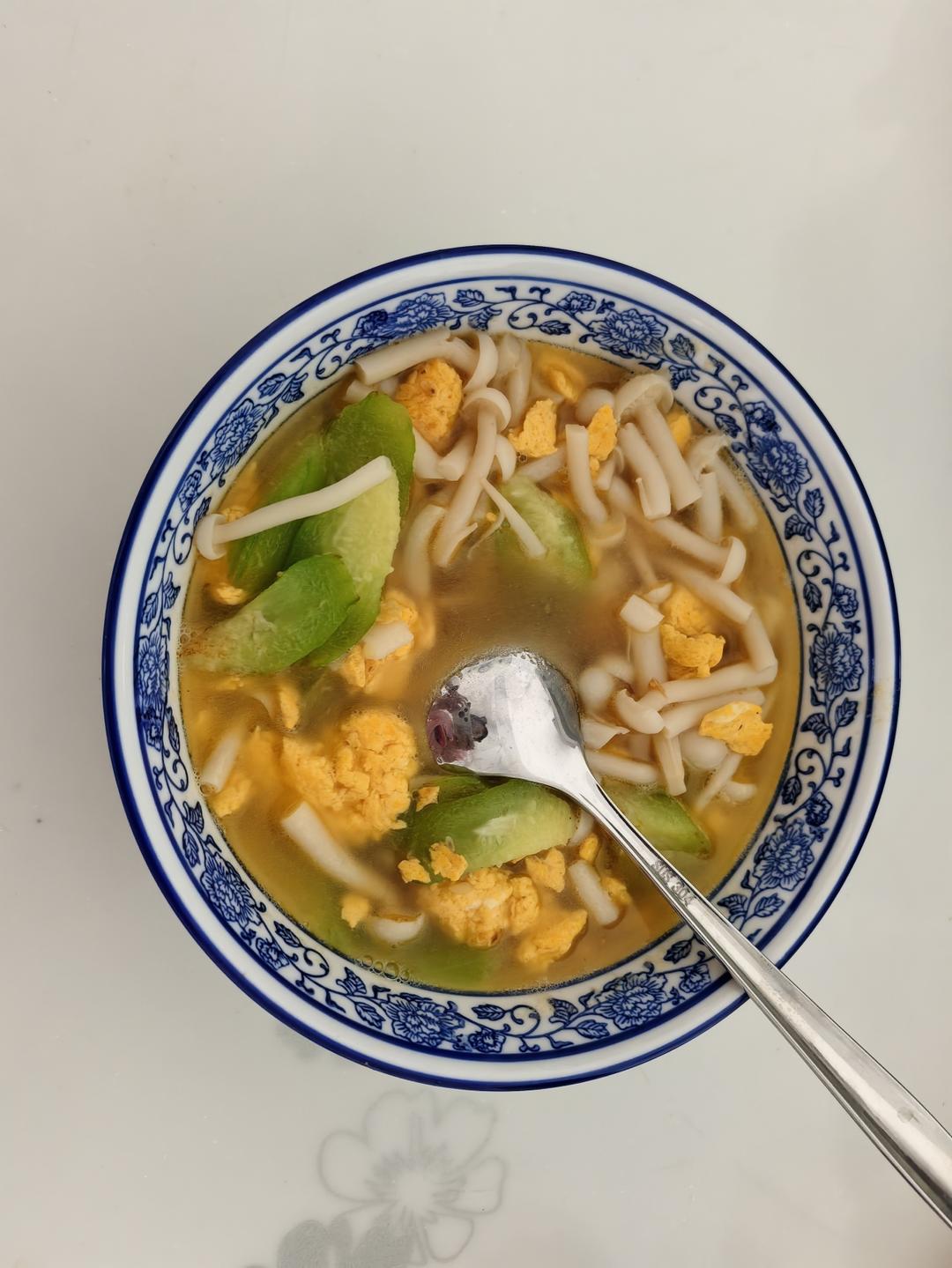 鲜菇丝瓜汤
