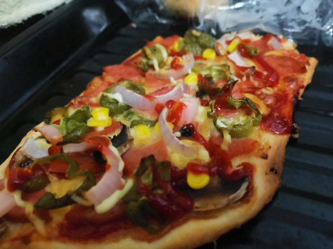 薄饼脆皮火腿pizza