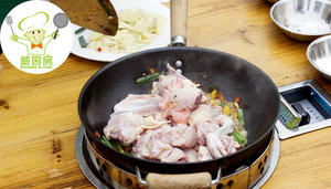 农家风味大盆土豆焖鸡--威厨艺的做法 步骤3