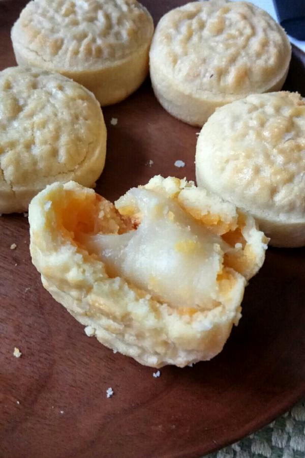 奶黄拉丝月饼—麻薯奶黄馅配上像曲奇般的饼皮，炒鸡好吃
