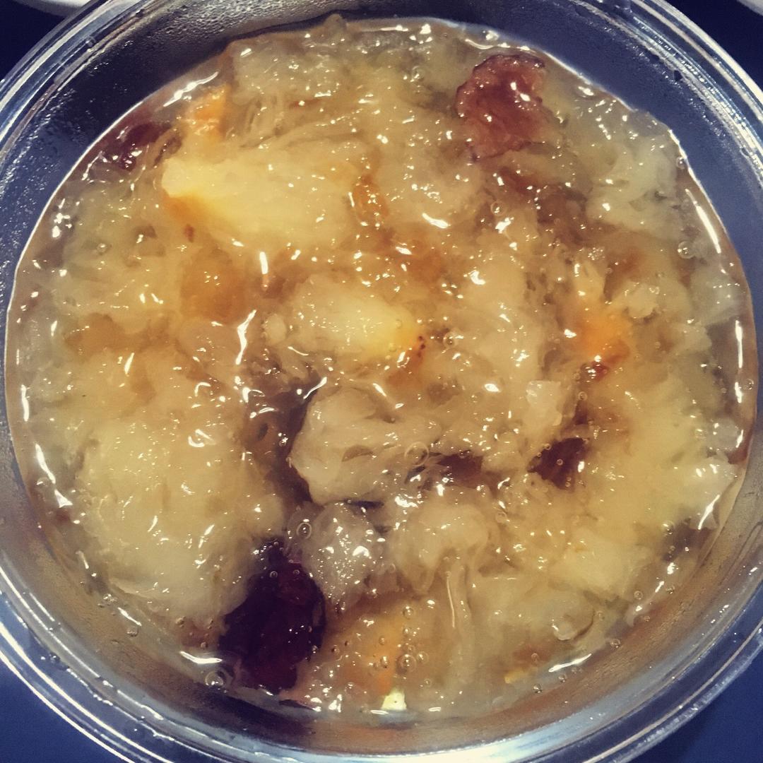 美容润肤 益气补血《桃胶皂角米百合银耳红枣羹》