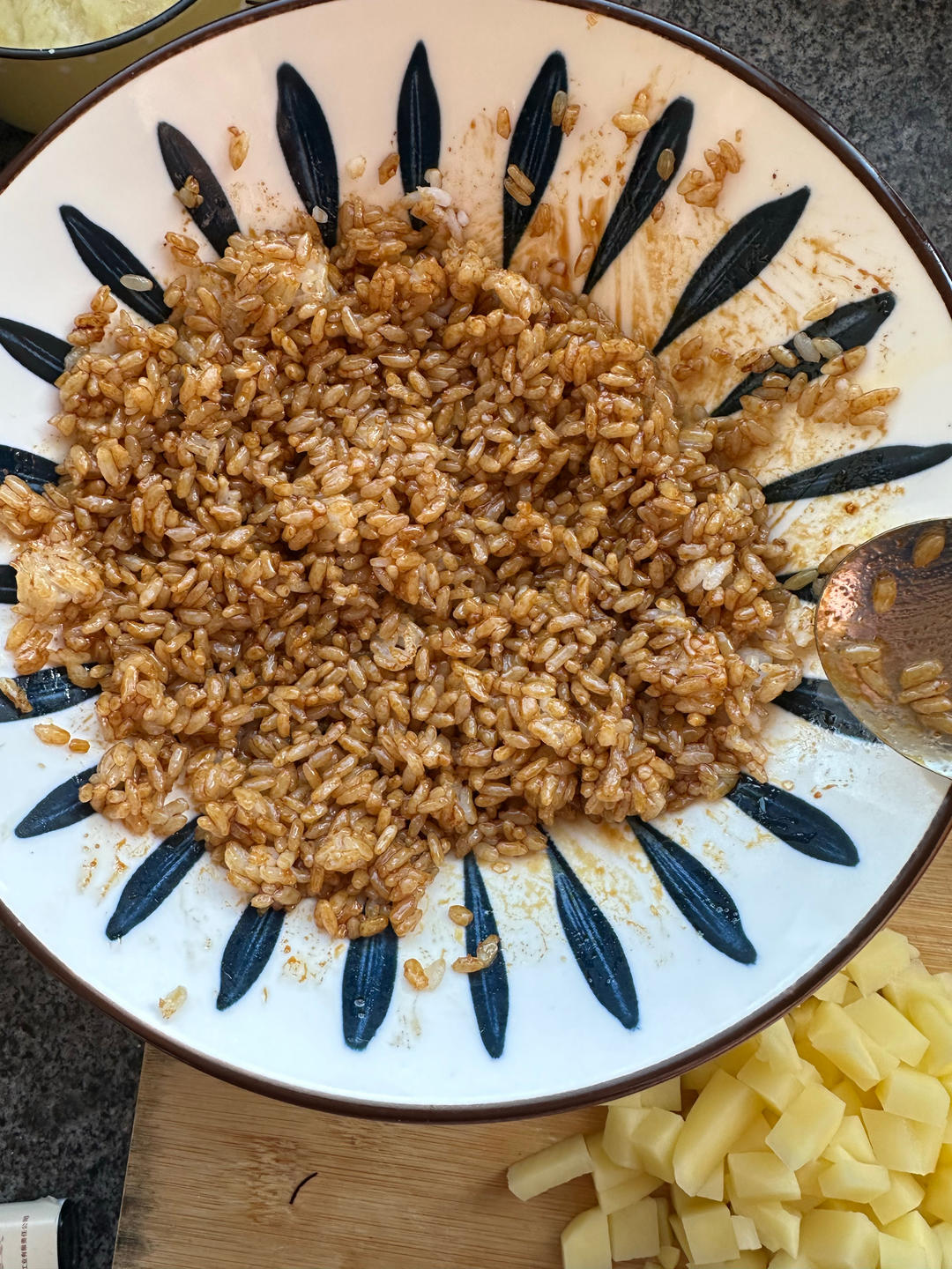 不要总吃蛋炒饭了！试试超好吃的土豆火腿炒饭的做法 步骤7