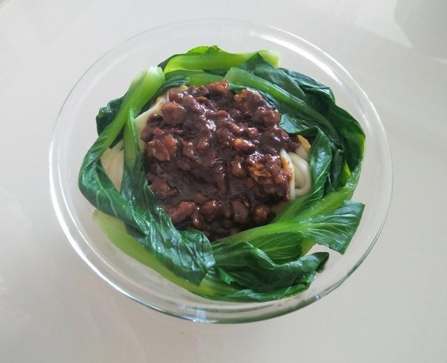 香菇核桃炸酱面的做法