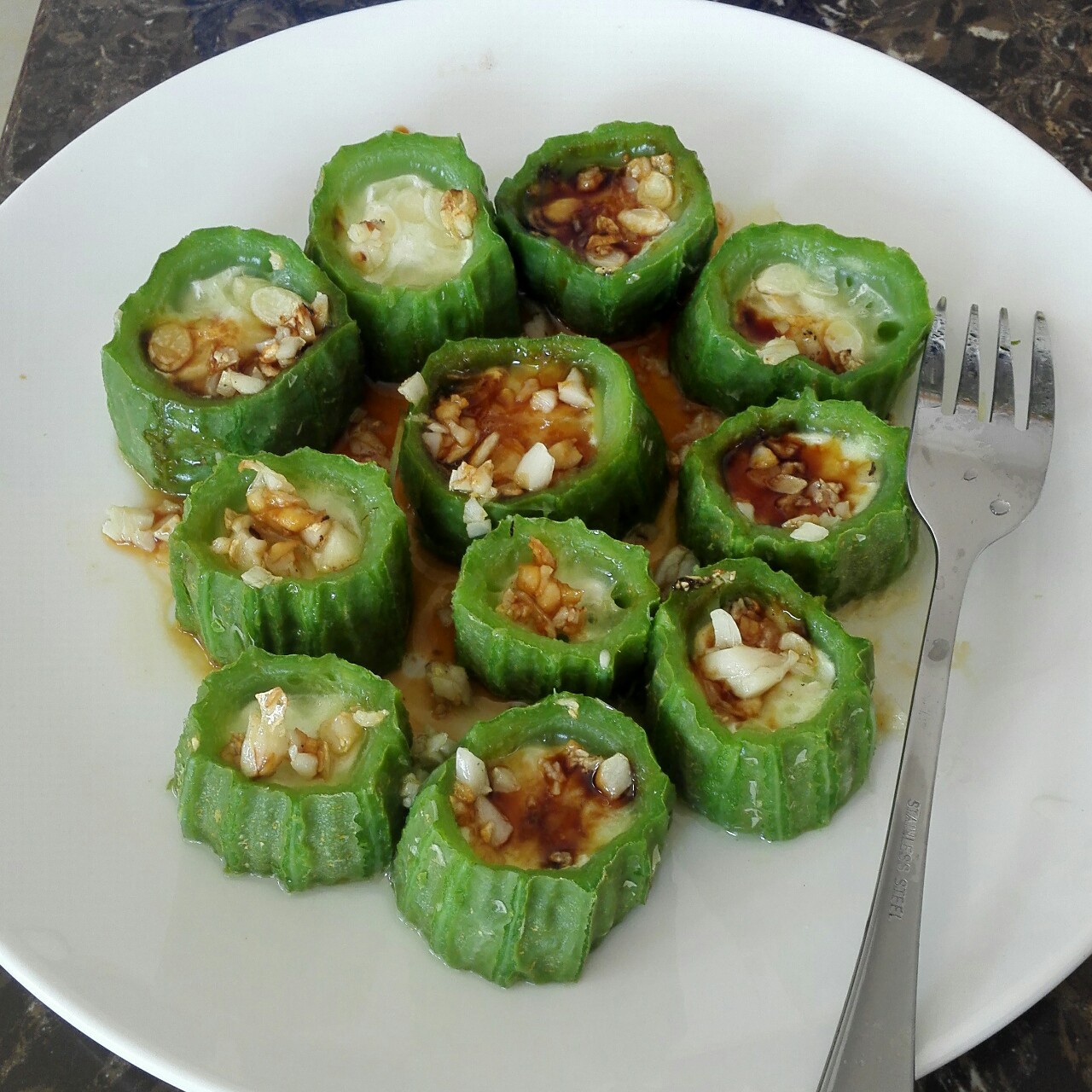 只需要五分钟就可以的美味蒜蓉蒸丝瓜