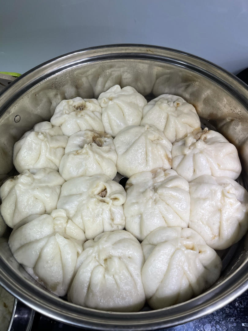 松软多汁的肉包子