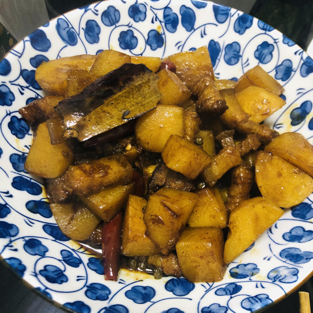 五花肉炖土豆
