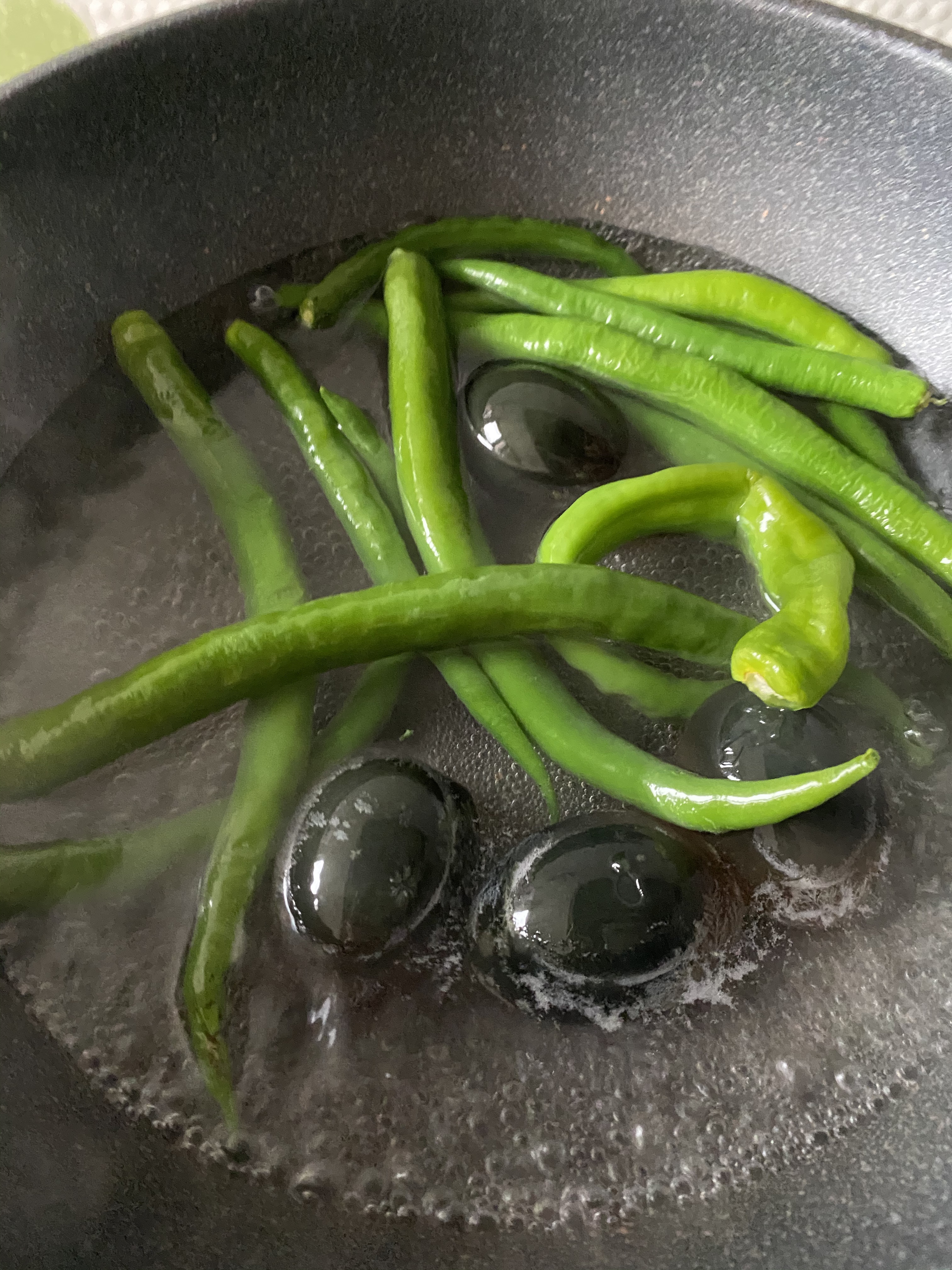 青椒剁皮蛋的做法 步骤1