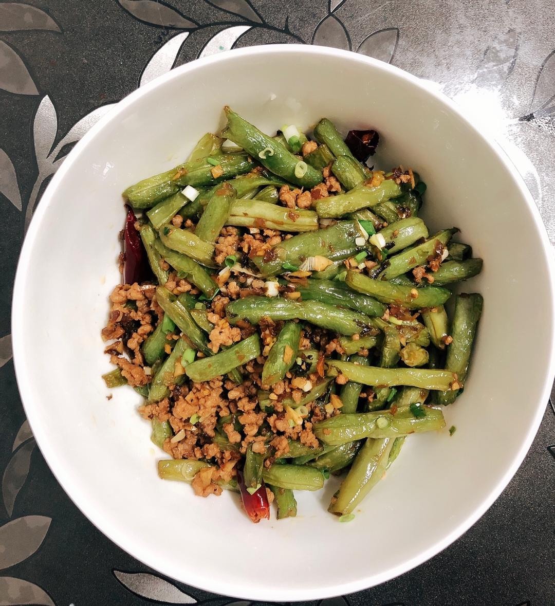 【干煸四季豆DIY】将四季豆煸炒的萎而不焦，再配上肉末，下饭的美味~