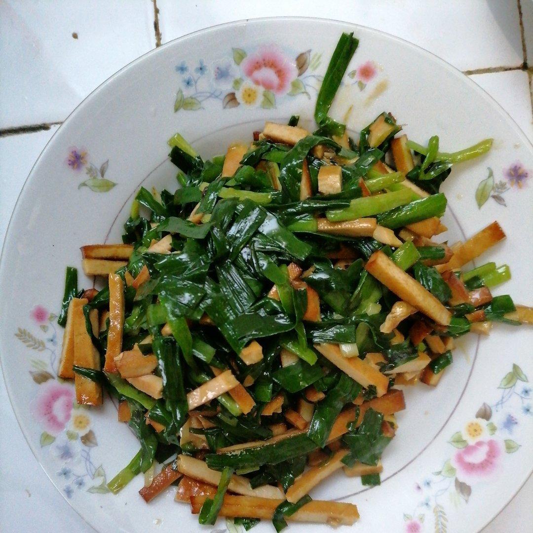 营养鲜美😋韭菜鸡蛋炒香干