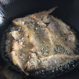 椒盐葱香小黄鱼的做法 步骤2