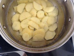 五花肉干煸土豆片的做法 步骤4