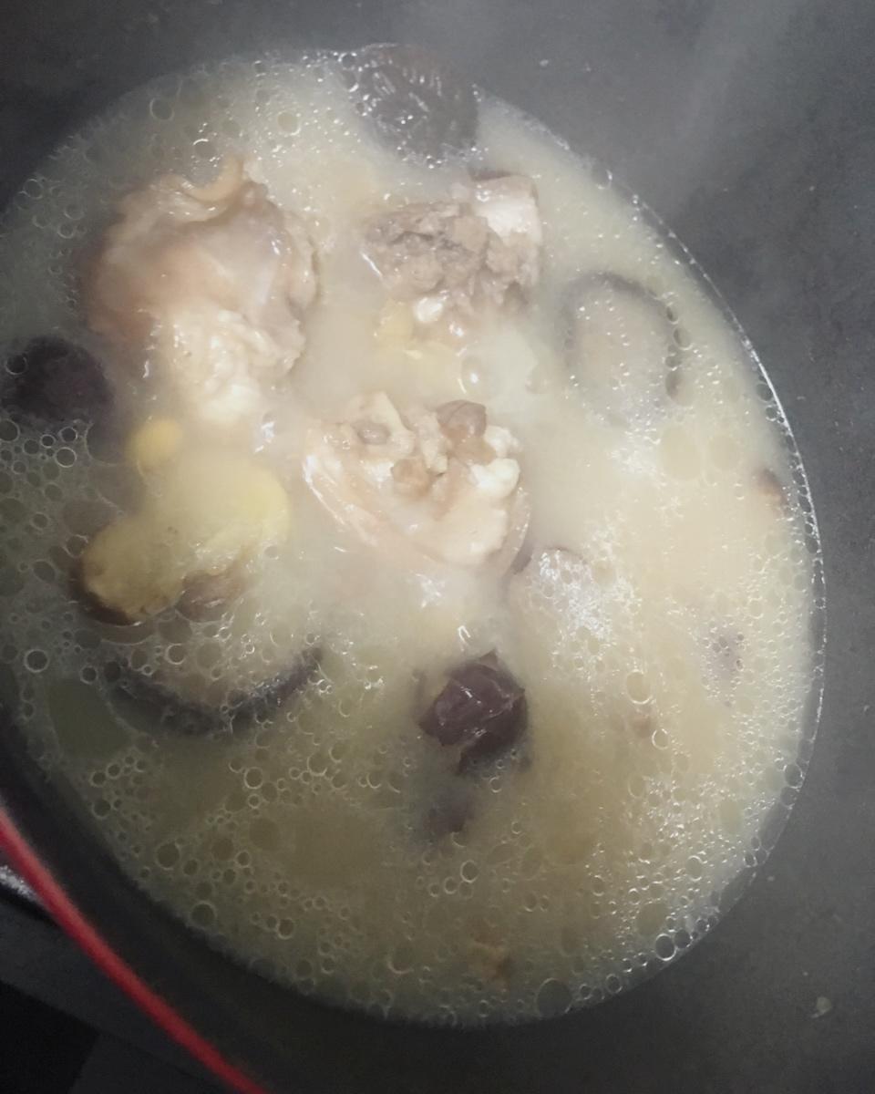 黄豆花生猪脚汤