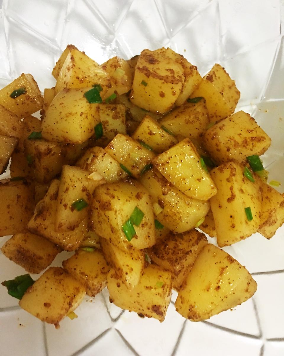 家常菜 孜然土豆 曹艹做的孜然土豆 赞 土豆,孜然粉,香菜,生姜,盐