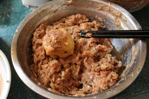 豆腐泡囊菇肉的做法 步骤1