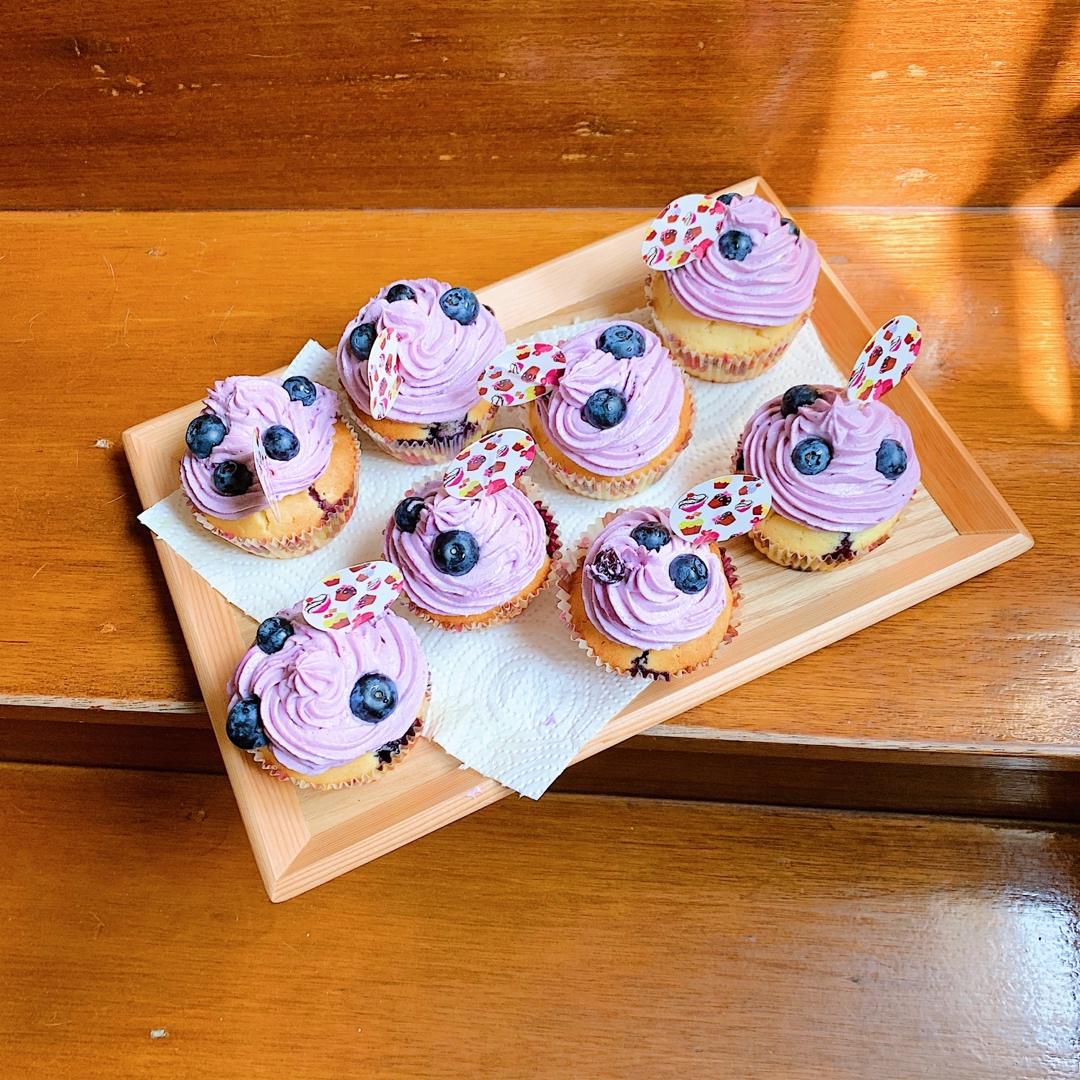 爆浆蓝莓乳酪cupcake配奶油奶酪顶