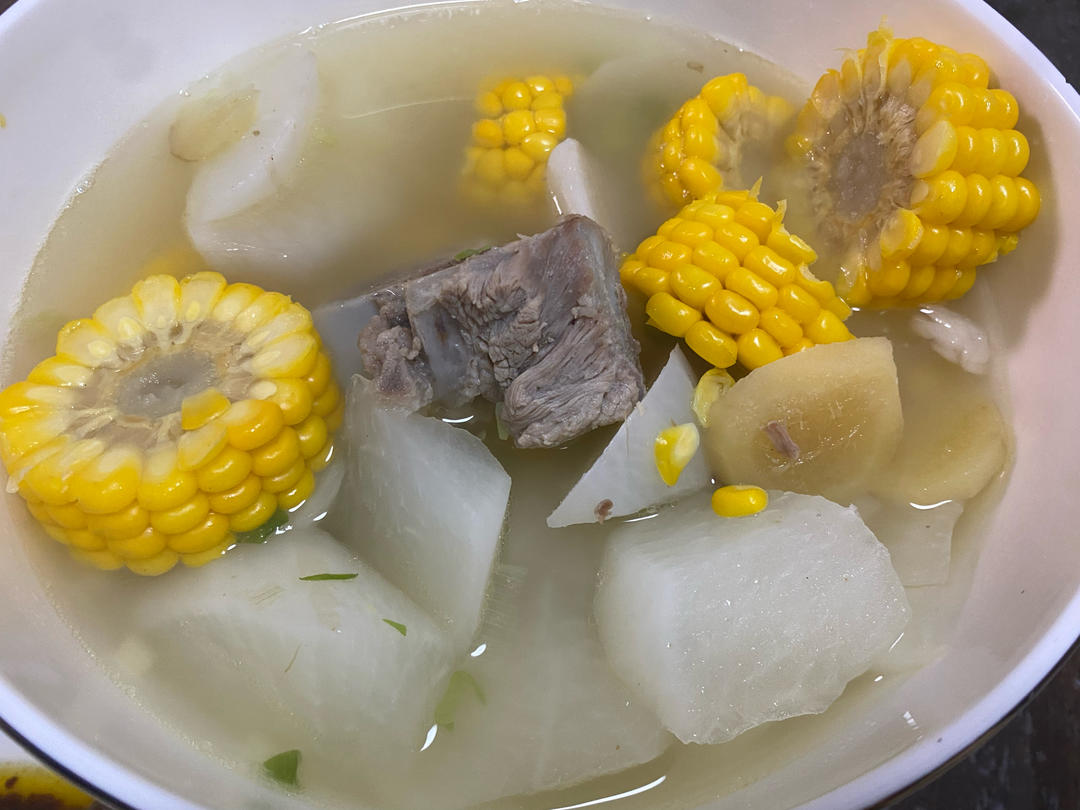 夏日必喝的萝卜玉米大骨汤，低脂清甜又美味