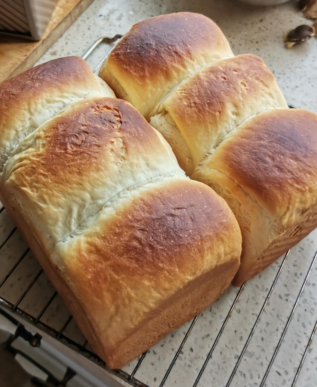 吐司方包，女儿说和来自台湾的爸爸糖一样好看好吃。零失败（是指我个人制作没有失败过）。