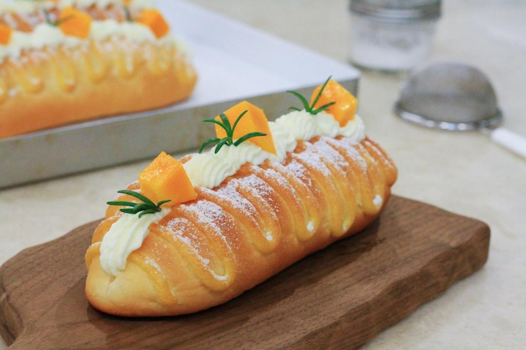 甜贝贝做的芒果鲜奶雪露面包