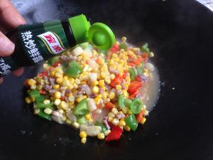 玉米青红椒炒肉丁的做法 步骤8