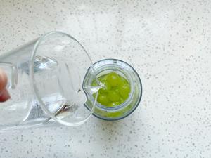 夏日清爽饮品—自制青提气泡水的做法 步骤3
