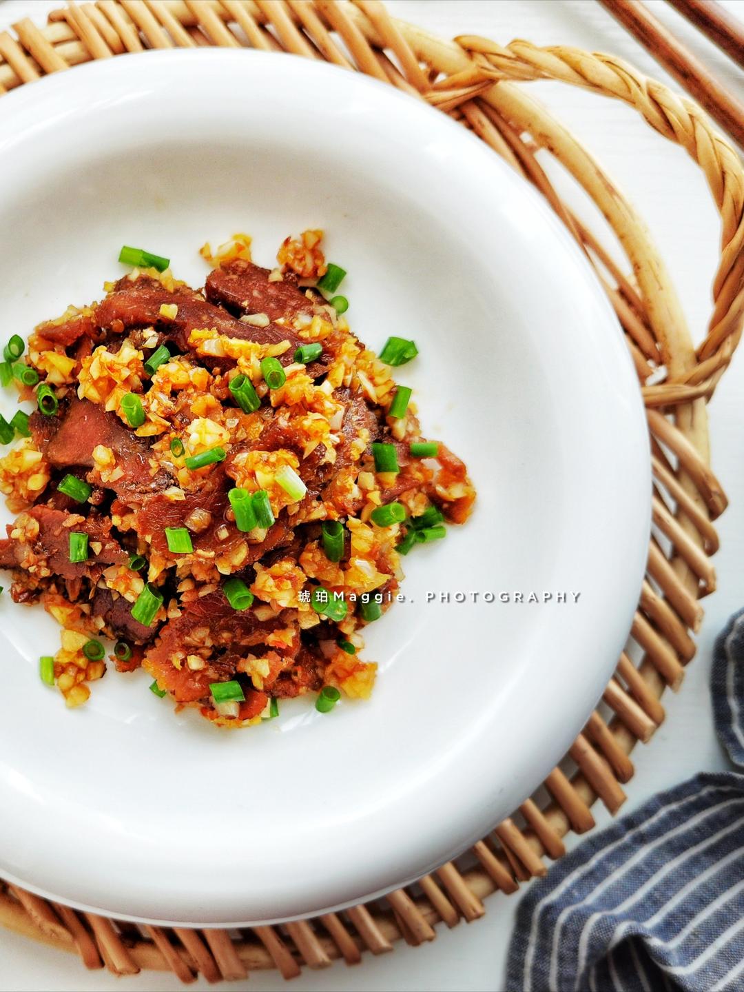 下酒菜㊙️蒜香剁椒蒸腊猪肉‼️好吃赛过腊牛肉的做法