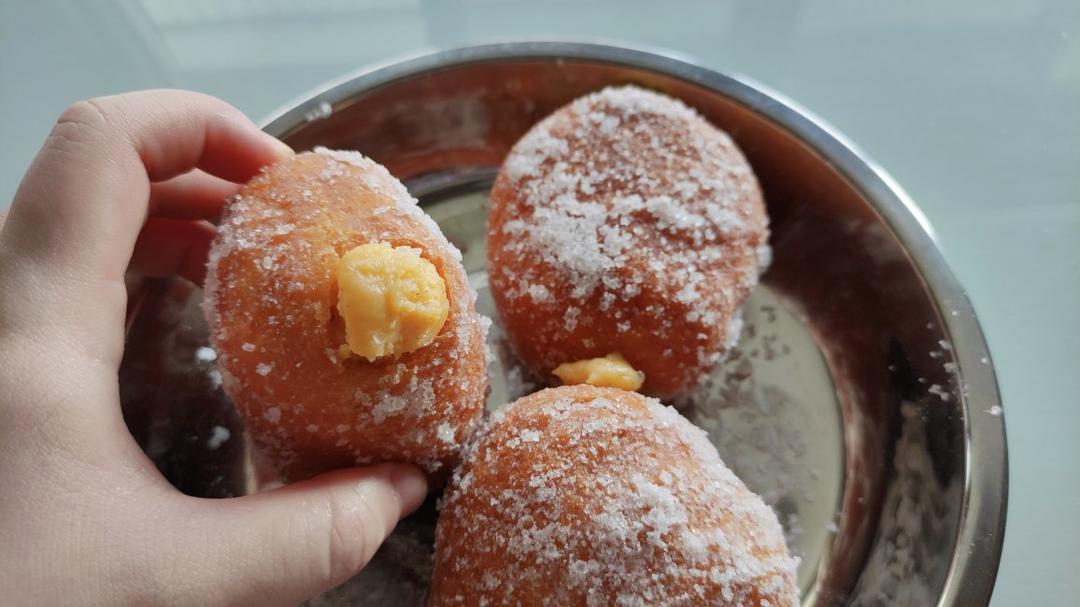 好吃到哭泣的甜甜圈VANILLA CREAM-FILLED DOUGHNUTS