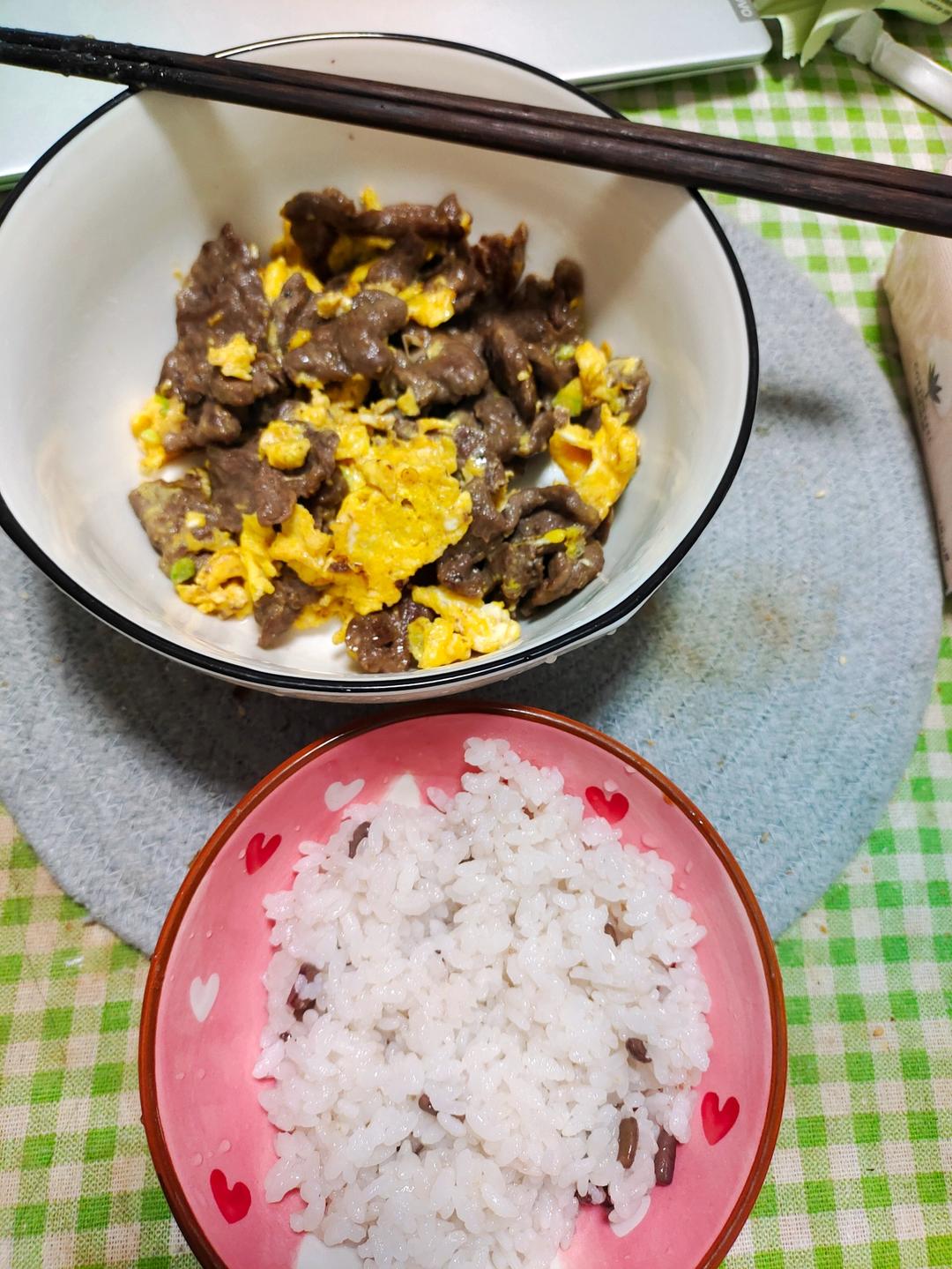 滑蛋牛肉，牛肉滑嫩，鸡蛋松软